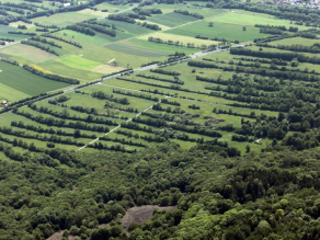 Luftbild: Heckenreiche, landwirtschaftlich genutzte Streifenfluren auf flach geneigten Hängen aus Sandsteinen des Buntsandsteins in der Vorderen Rhön bei Bischofsheim an der Rhön