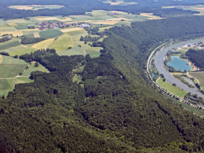 Luftbild: Landwirtschaftlich genutzte, ebene Hochfläche und bewaldeter Prallhang im Tal der Altmühl