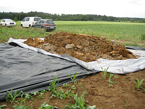 Ein aufgeschütteter Hügel aus kontaminiertem Bodenmaterial abgelegt auf einer Plane.