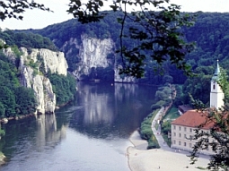 Blick auf das Kloster Weltenburg und die enge Schlucht der Donau
