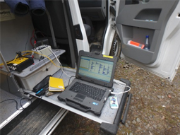 Outdoor-Laptop verbunden mit den elektrischen Messgeräten im Messfahrzeug.