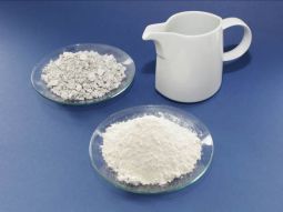 Kaolin: Rohmaterial, aufbereiteter gemahlener Rohstoff und Endprodukt (Kännchen)