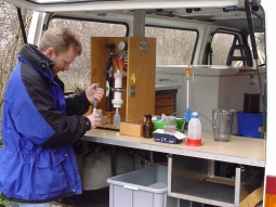 Wasserproben werden am Laborbus konserviert