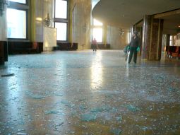 Zersplitterte Glasscheiben auf dem Fußboden des Theaters