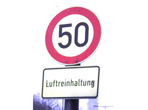 Verkehrsschild mit der Beschränkung der zulässigen Höchstgeschwindigkeit auf 50 km/h, versehen mit dem Zusatzzeichen Luftreinhaltung.