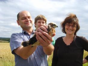 Vogelschützerin und Landwirt mit Sohn: stolz auf erfolgreich geschützte junge Wiesenweihe