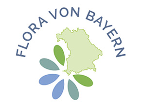 Logo 'Flora von Bayern': grüne Karte mit Umriss des Freistaats Bayerns, an der unteren linken Ecke stilisierte Blütenblätter in Blau und Grün. Darüber der Schriftzug 'Flora von Bayern' in Bogenform