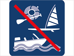 Darstellungen von Segelboot, Motorboot und Schwimmhilfe mit Paddel vor blauem Hintergrund, rot durchgestrichen.
