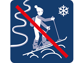 Ein Skifahrer wandert bergauf, mit Wintersymbol, durchgestrichen.