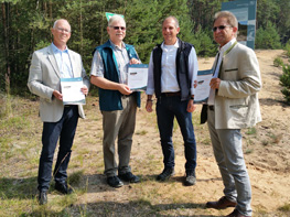 Nürnberger Sanddünen als Gestein des Jahres 2016 ausgezeichnet; v.l.n.r.: Bernd Hölzel (Leiter Kreisentwicklung Landkreis Nürnberger Land), Karlheinz Schuster (Vizepräsident Fränkischer Albverein), Roland Eichhorn (Leiter Geologischer Dienst am LfU) und Roland Blank (Leiter Forstbetrieb Nürnberg; Bayerische Staatsforsten)