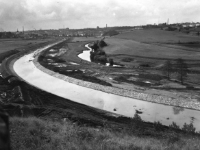 1957 wurde die Saale nahe der Kläranlage Hof an den Rand der Aue in ein Trapezprofil gleichbleibender Breite verlegt und mit gepflasterten Ufern versehen. In der früheren Aue liegt heute die Kläranlage.