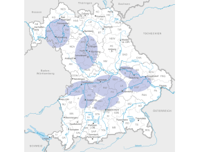 Bayernkarte mit blau eingefärbten Schwerpunktregionen. Blaue Gebiete liegen insbesondere im Bereich zwischen München, Augsburg, Regensburg und Straubing, im Gebiet zwischen Würzburg und Schweinfurt sowie in Mittelfranken.