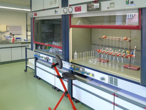 Chemisches Labor mit verschiedenen Geräten