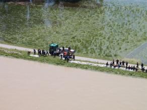 Luftbildaufnahme: Einsatzkräfte verteidigen den rechten Donaudeich gegen anstehendes Hochwasser.