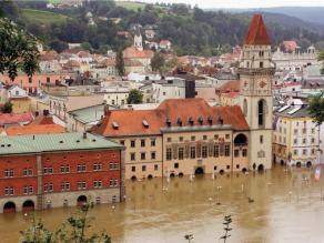 Überschwemmter Rathausplatz von Passau beim Augusthochwasser 2002.