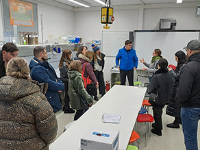 Teilnehmer der Schulungsmaßnahme im technischen Labor der Hochschule Nürnberg