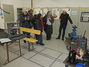 Teilnehmer der Schulungsmaßnahme in einem Schulungsraum der Kläranlage des Zweckverband Brombachsee, vor Schnittmodellen von Pumpen