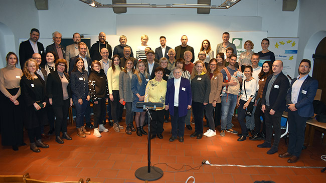 Gruppenbild mit 44 Teilnehmern der Kooperationsveranstaltung