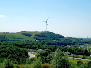 Die Windkraftanlage der Stadtwerke München auf der ehemaligen Deponie Großlappen.