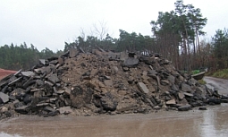 Platten von Asphalt aufgeschüttet.