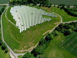 Rekultivierte Deponie mit Photovoltaikanlage.