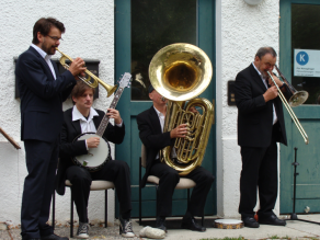 Vier Musiker spielen zur Unterhaltung auf dem Betriebsgelände.