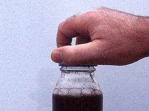Verschmutztes Grundwasser in einem Probenahmeglas
