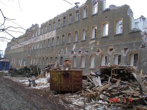 Rückbau einer ehemaligen Porzellanfabrik in Waldsassen, teilweise abgerissene Fassade mit Abfalltrennung