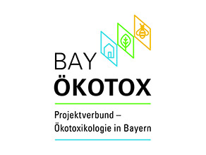 Schriftzug BayÖkotox-Ökotoxikologie in Bayern. Das Logo beinhaltet drei Piktogramme: ein blaues Haus, ein grünes Blatt und eine gelbe Biene in jeweils einer farblich identischen Raute mit geneigter Achse eingefasst. 
