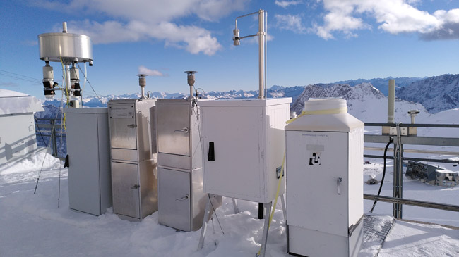 Zu sehen sind die Sammelgeräte zum beproben von Luft- und Depositionsproben an der Zugspitze auf der Terrasse der Umweltforschungsstation Schneefernerhaus.