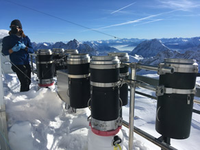 AIRLAB Depositionssammler an der Umweltforschungsstation Schneefernerhaus zum Sammeln von Depositionsproben, die auf persistente organische Schadstoffe untersucht werden.