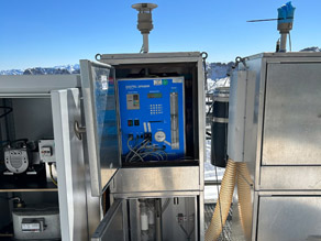 Low-Volume-Sammler zur Probenahme von Außenluft an der Umweltforschungsstation Schneefernerhaus zum Sammeln von Immissionsproben, die auf persistente organische Schadstoffe (POPs) untersucht werden