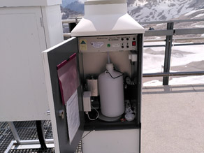 Depositionssammler mit Trichter-Flasche Vorrichtung an der Umweltforschungsstation Schneefernerhaus zum Sammeln von Depositionsproben, die auf persistente organische Schadstoffe (POPs) untersucht werden.