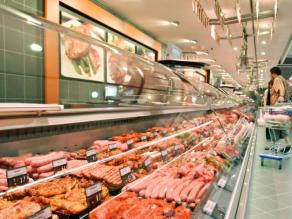 Eine Kühltheke im Supermarkt Eine Kühltheke im Supermarkt