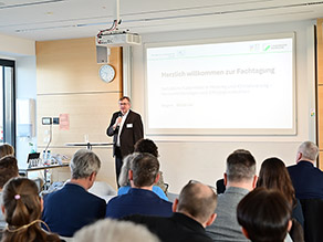 Begrüßung zur Fachtagung durch Vertreter des Bayerischen Staatsministeriums für Umwelt und Verbraucherschutz vor vollbesetztem Tagungsraum