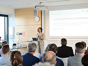 Begrüßung zur Fachtagung durch Vertretung der Hochschulleitung der Universität Bayreuth vor vollbesetztem Tagungsraum