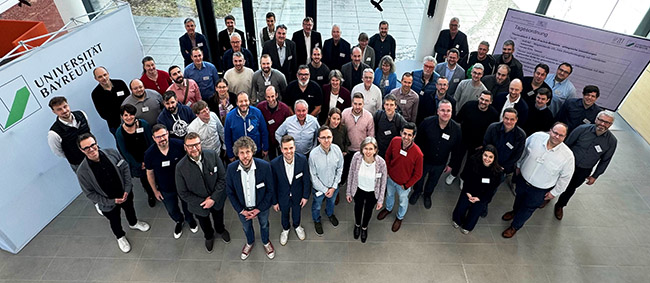 Gruppenbild der Teilnehmenden der Fachtagung aus der Vogelperspektive