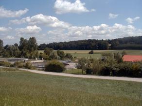 Sicht auf zwei Becken einer Kläranlage