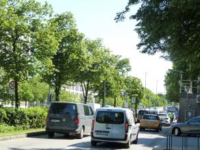 Auf dem Bild sieht man eine stark befahrene Straße im Stadtzentrum München. Am rechten Rand dieser Straße befindet sich eine Messstelle zur Probenahme der freigesetzten Ultrafeinpartikel aus dem Straßenverkehr.
