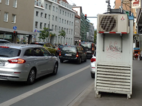 Luftmessstation am Rande einer Straße.