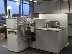 Gaschromatograf (links) gekoppelt mit hochauflösendem Massenspektrometer