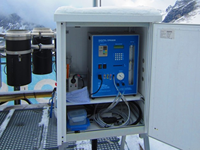 Auf der Umweltforschungsstation Schneefernerhaus sind elektrisch betriebene Luftsammler (rechts) und Trichter mit Adsorberharzen als Depositionssammler (links) aufgestellt.