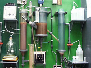 Biologische Kläranlage im Labormaßstab. Von links nach rechts: Zulauf (synthetisches Abwasser), vorgeschaltete Denitrifikationsstufe, Belebungsbecken, Nachklärbecken, Ablauf