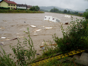 Im Hochwasser mitgerissene Fahrzeuge an der Iller