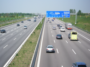 Fahrzeuge auf einer Autobahn