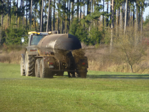 Traktor beim Ausbringen von Gülle