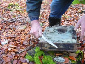 7. Mitarbeiter glättet die Rückseiten der Bodenziegel mit dem Messer.