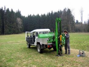 Mitarbeiter bedient den Aufbau für Rammkernbohrungen an einem Bohrwagen.