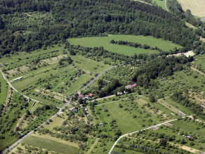 Luftbild: Streuobstwiesen am Main bei Langenprozelten im Odenwald.