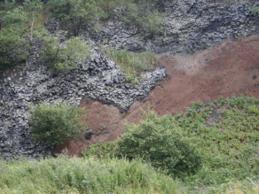 Steinbruch im Vulkankrater Gebirgsstein mit dunkelgrauem Basalt und anderen, bräunlichen, vulkanischen Gesteinen. Mehr erfahren Sie unten über nachfolgenden Link.